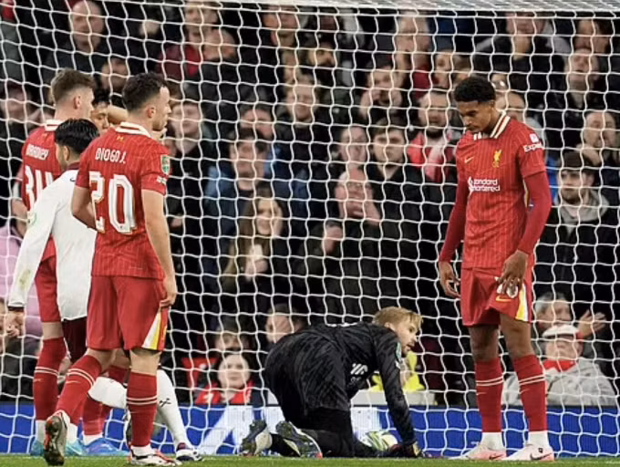 Quansah (phải) bần thần sau khi vô tình phản lưới trong trận đấu West Ham ở vòng 5 Cup Liên đoàn Anh. Ảnh: AP.