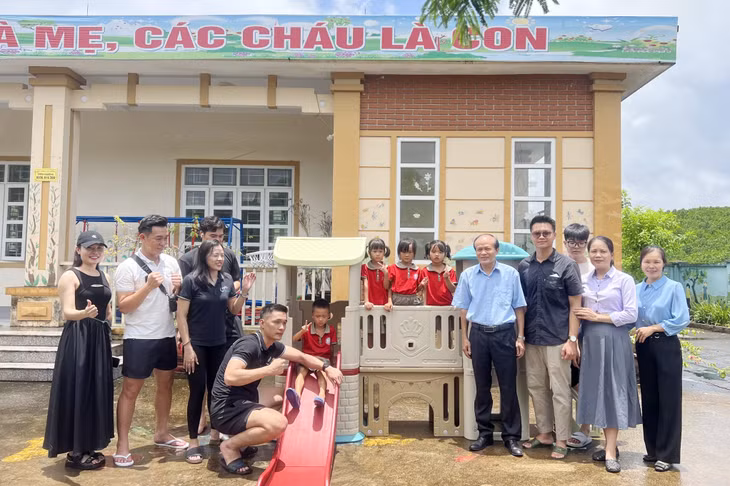 Hội Bảo trợ Người khuyết tật và Trẻ mồ côi tỉnh (NKT-TMC) phối hợp cùng các nhà hảo tâm trao tặng thiết bị cầu trượt phục vụ học sinh tại Điểm trường Mầm non Nà Thổng, xã Quảng An (huyện Đầm Hà). Ảnh: Dương Trường