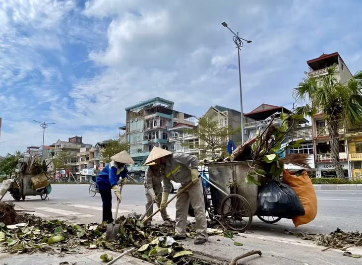 Công nhân môi trường dọn dẹp tại tuyến đường Lê Thánh Tông (TP Hạ Long).