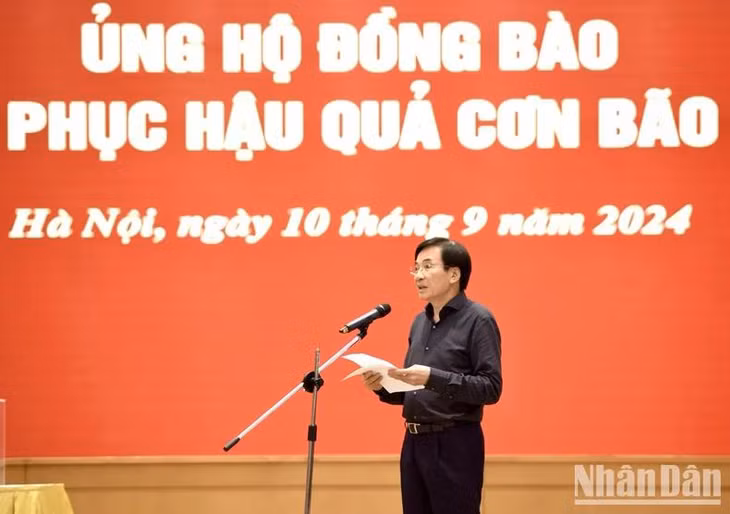 Bộ trưởng, Chủ nhiệm Văn phòng Chính phủ Trần Văn Sơn phát biểu ý kiến tại lễ ủng hộ (Ảnh: Trần Hải)