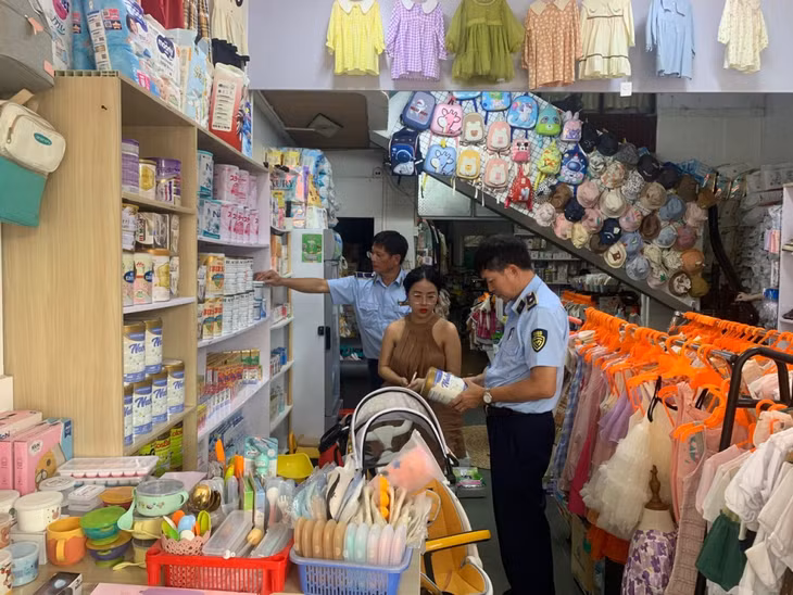 Đội QLTT số 6 kiểm tra, tuyên truyền, vận động hộ kinh doanh trên địa bàn TP Uông Bí ký cam kết chấp hành nghiêm các quy định của pháp luật trong kinh doanh thương mại.