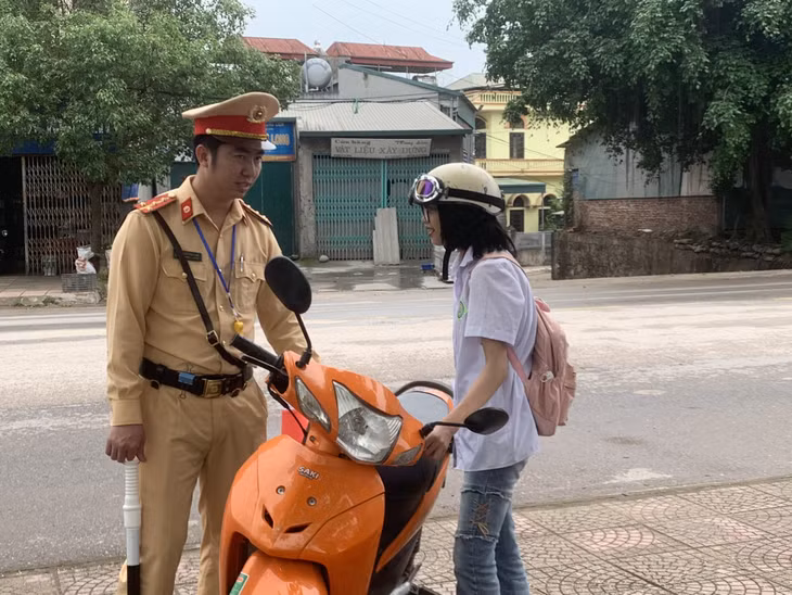 Cán bộ Đội CSGT đường bộ số 3 tuyên truyền Luật giao thông cho thanh thiếu niên trên địa bàn huyện Tiên Yên.