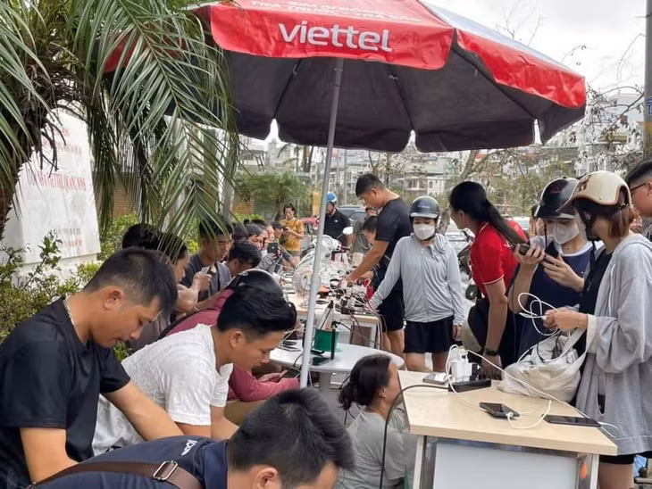 Viettel Quảng Ninh mở điểm sạc điện 24/24h miễn phí cho người dân đến khi toàn tỉnh có điện trở lại.