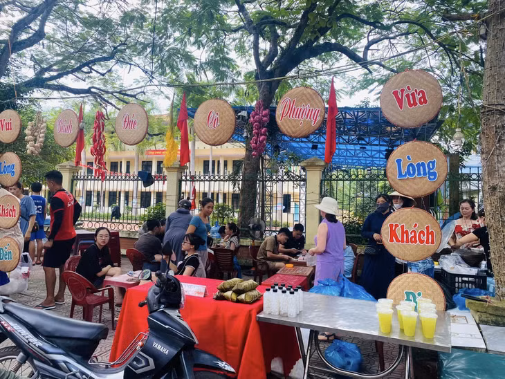 Trước đó, từ 15 giờ, Liên hoan ẩm thực - Món ngon Đông Bắc cũng diễn ra tại Phố đi bộ Tiên Yên, phía trước Trường Tiểu học Thị trấn.