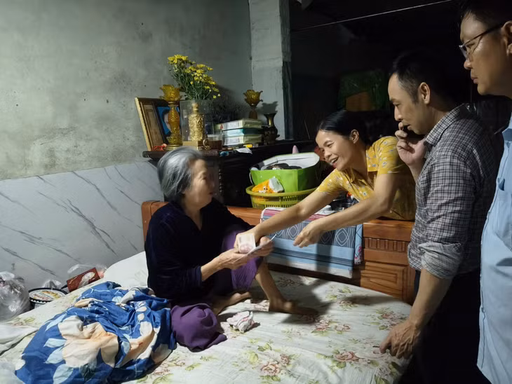 Vừa thu dọn, khắc phục hậu quả cơn bão, lãnh đạo phường Cao Xanh cũng đã tổ chức thăm hỏi, động viên kịp thời các gia đình có người bị thương, thiệt hại nặng về tài sản và gia đình neo đơn, khó khăn.