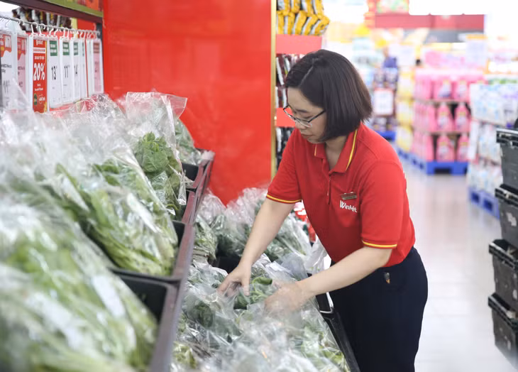 Nhân viên Siêu thị Winmart Hạ Long, sắp xếp đồ lên kệ tăng 50% so với ngày thường.