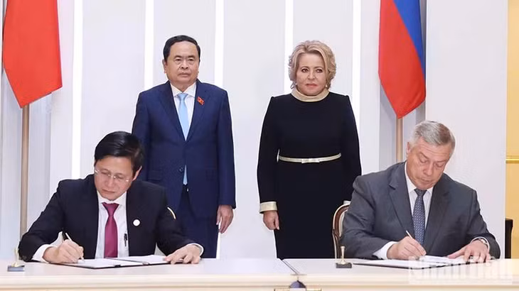 Hai nhà lãnh đạo chứng kiến Lễ ký thỏa thuận hợp tác giữa tỉnh Bà Rịa-Vũng Tàu và tỉnh Rostov. (Ảnh: Thống Nhất/TTXVN)