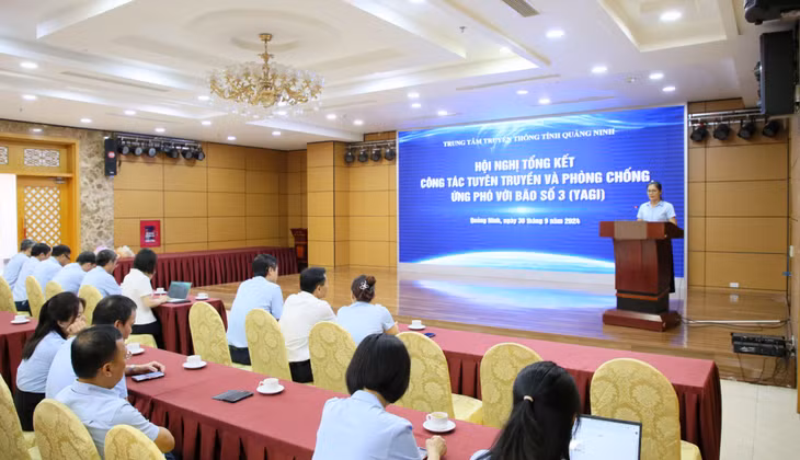 Đại diện phóng viên, biên tập viên, kỹ thuật viên của Trung tâm Truyền thông tỉnh trình bày tham luận rút kinh nghiệm công tác tổ chức sản xuất trong hoàn cảnh diễn biến phức tạp của thiên tai.