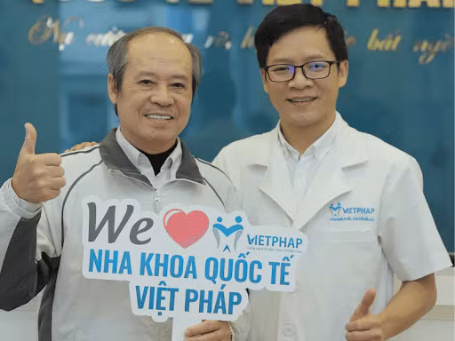 Bác sĩ Đào Văn Tú trồng răng implant cho khách hàng tại Nha khoa Quốc tế Việt Pháp