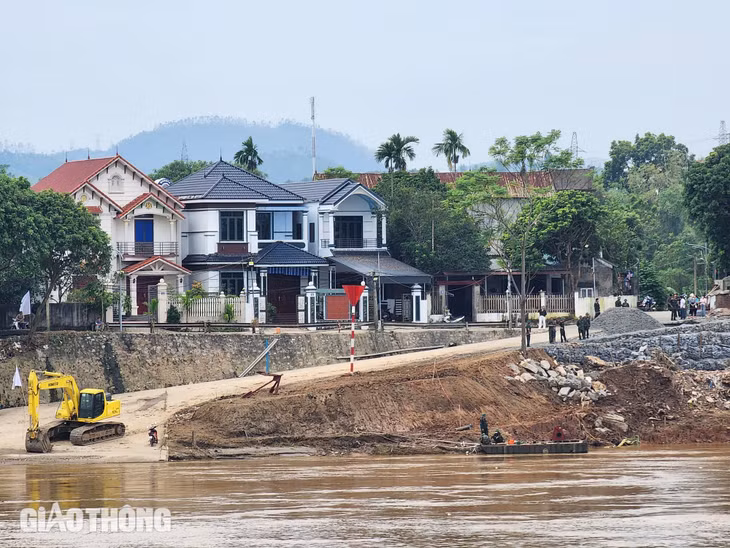 Vị trí lên xuống cầu phao phía Hương Nộn (Tam Nông) đã được gia cố cứng.