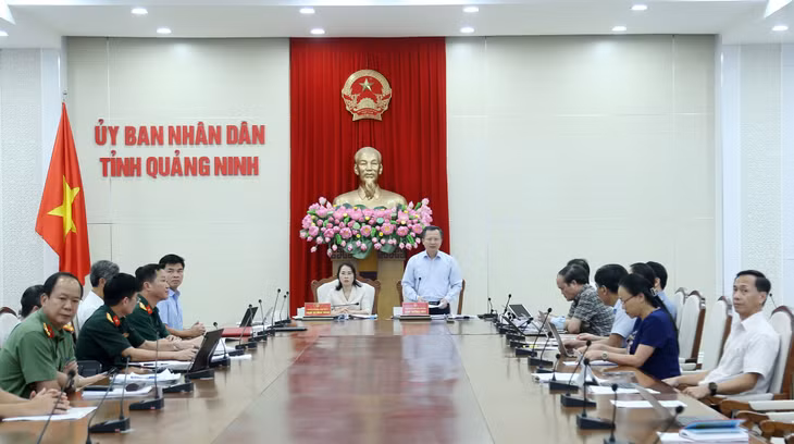 Đồng chí Cao Tường Huy, Phó Bí thư Tỉnh ủy, Chủ tịch UBND tỉnh, phát biểu tại hội nghị.