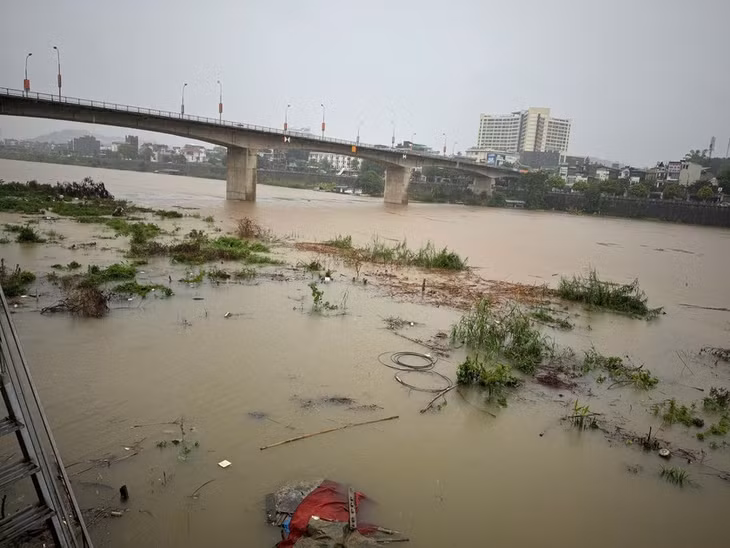 Nước lũ trên sông Hồng dâng cao