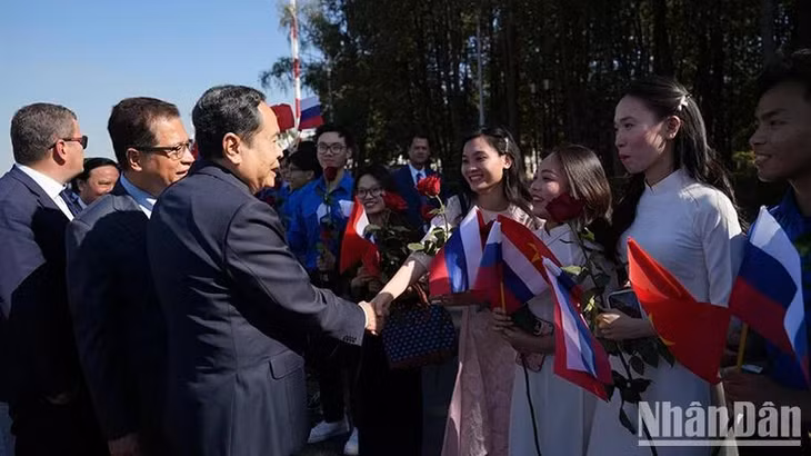 Ra đón Chủ tịch Quốc hội còn có đại diện bà con kiều bào Việt Nam tại Liên bang Nga. (Ảnh: XUÂN HƯNG)