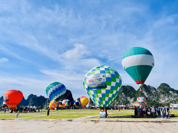 Người dân, du khách trải nghiệm bay treo khinh khí cầu - Lễ hội lần đầu tiên được TP Hạ Long tổ chức.