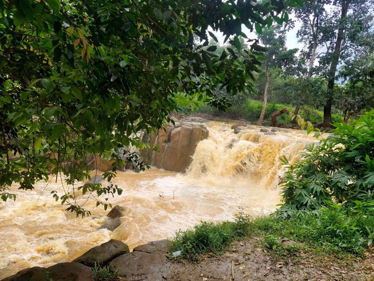 Khác với những dòng thác khác, dòng chảy của thác chính là những hòn đá có hình lục giác và hình hộp xếp chồng lên nhau tạo thành một bức tranh thiên nhiên vừa hoang sơ vừa hùng vĩ. Đến thác vào ngày nắng, du khách sẽ cảm nhận được vẻ đẹp trong veo của làn nước, màu xanh của cây cối quanh thác. Vào mùa mưa, dòng nước sẽ chuyển màu đục do nước từ thượng nguồn chảy xuống tạo nên vẻ đẹp khác. Lưu ý, tuyệt đối không tắm thác vào mùa mưa hay khi nước thác có màu như hình - Ảnh: Review Bù Đăng