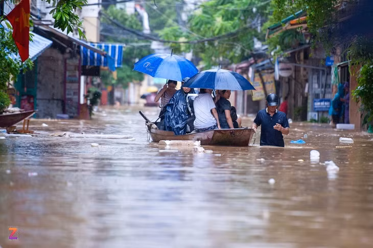 Người dân tại khu vực phường Phúc Tân và phường Chương Dương (quận Hoàn Kiếm, Hà Nội) di tản khi mực nước sông Hồng dâng cao hôm 11/9. Ảnh: Việt Linh.