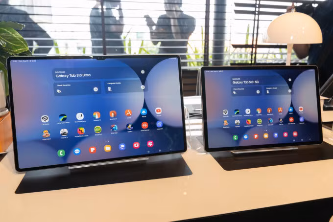 Galaxy Tab S10 Ultra (trái) và Galaxy Tab S10+.