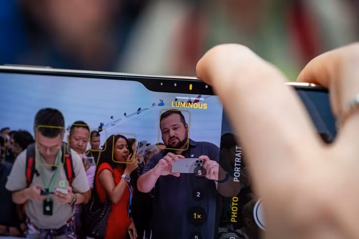 Nút bấm trên iPhone 16 cho phép mở nhanh ứng dụng chụp ảnh, điều chỉnh thông số. Ảnh: The Verge.