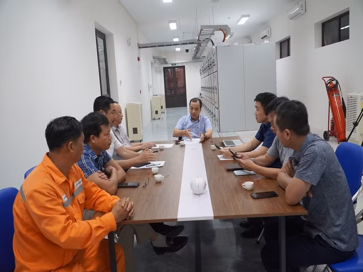 Đoàn công tác của Tập đoàn Điện lực Việt Nam, Tổng Công ty Điện lực miền Bắc họp đánh giá công tác phòng chống cơn bão số 3 tại TBA 110 kV Yên Cư.