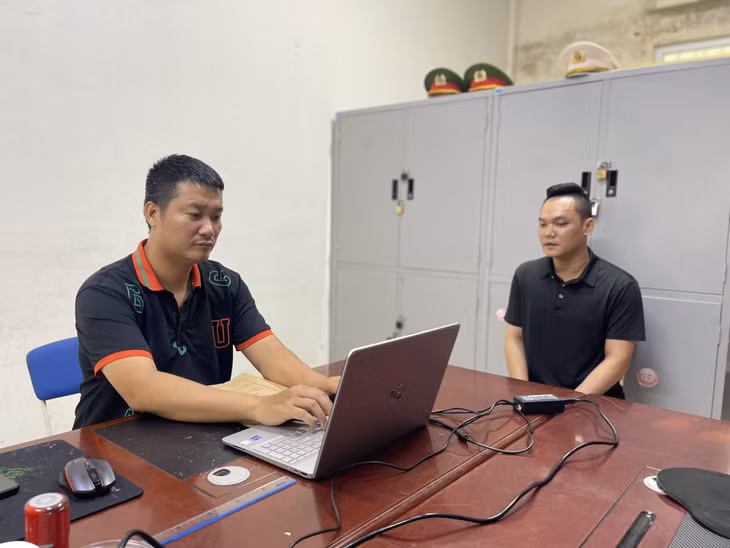 Cán bộ Phòng Cảnh sát Điều tra tội phạm về ma túy (Công an tỉnh) lấy lời khai của đối tượng sử dụng ma túy, tháng 6/2024.