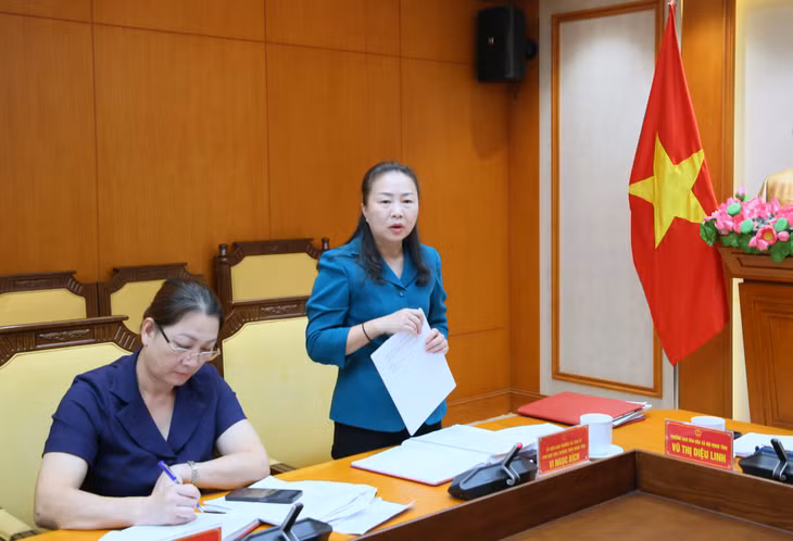 Đồng chí Vi Ngọc Bích, Phó Chủ tịch Thường trực HĐND tỉnh cho ý kiến góp ý vào các nội dung được trình bày tại cuộc họp.
