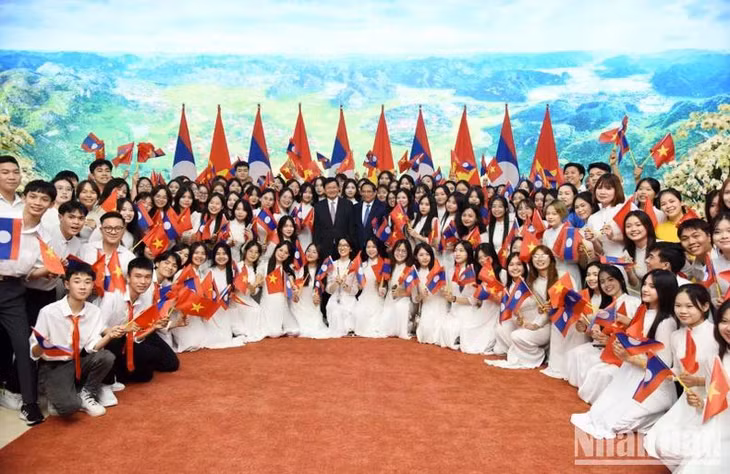 Thủ tướng Phạm Minh Chính và Tổng Bí thư, Chủ tịch nước Lào Thongloun Sisoulith với các thanh niên Việt Nam. (Ảnh:TRẦN HẢI)
