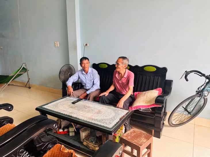 Ông Nguyễn Văn Nam trú tại khu 7, phường Cao Xanh, TP Hạ Long (bên phải) là đối tượng được hưởng trợ cấp hằng tháng.