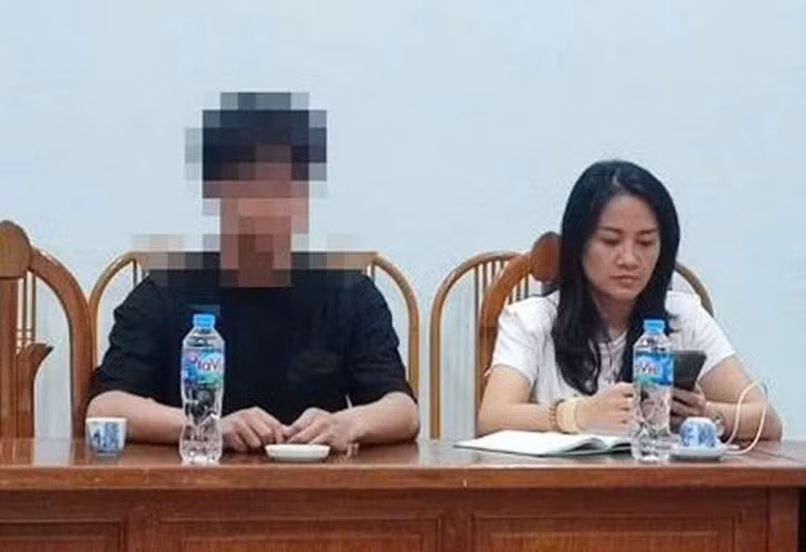 Nam sinh viên (trái) đến làm việc với Liên đoàn Xiếc Việt Nam trưa 13-9 - Ảnh: Liên đoàn Xiếc Việt Nam