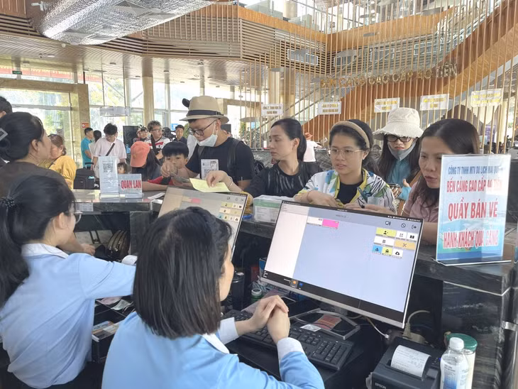 Nhân viên Cảng tàu cao cấp Ao Tiên (huyện Vân Đồn) làm thủ tục cho du khách tham quan tuyến đảo.