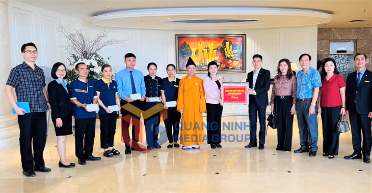 Đoàn ĐBQH tỉnh trao quà hỗ trợ, động viên gia đình những nhân viên, người lao động của Khách sạn Sài Gòn - Hạ Long bị thiệt hại nặng do bão số 3 (9-2024). Ảnh: