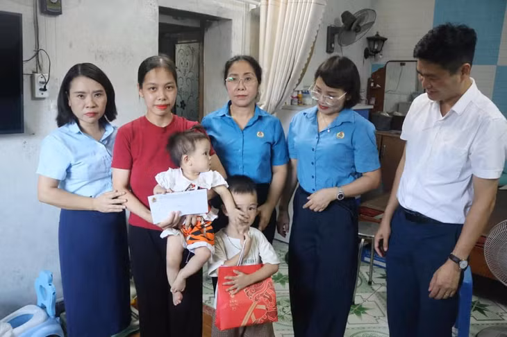 Công đoàn ngành Y tế trao hỗ trợ cho đoàn viên đang làm việc tại Bệnh viện Bảo vệ sức khỏe tâm thần tỉnh, có hoàn cảnh khó khăn bị thiệt hại về nhà ở sau bão.