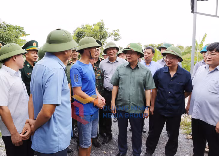 Phó Thủ tướng Trần Hồng Hà hỏi thăm việc chủ động thực hiện các biện pháp chống bão của người dân xã Liên Hòa, TX Quảng Yên (9-2024). Ảnh: Nguyễn Thanh