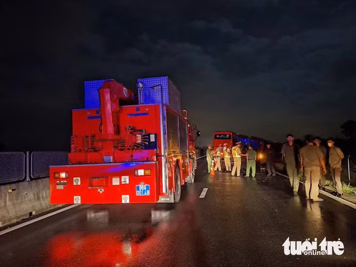 Lực lượng chức năng đang cứu hộ tại hiện trường - Ảnh: ĐỨC TRONG