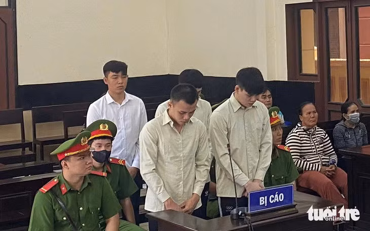 Các bị cáo tại phiên tòa xét xử sơ thẩm - Ảnh: HOÀI THƯƠNG