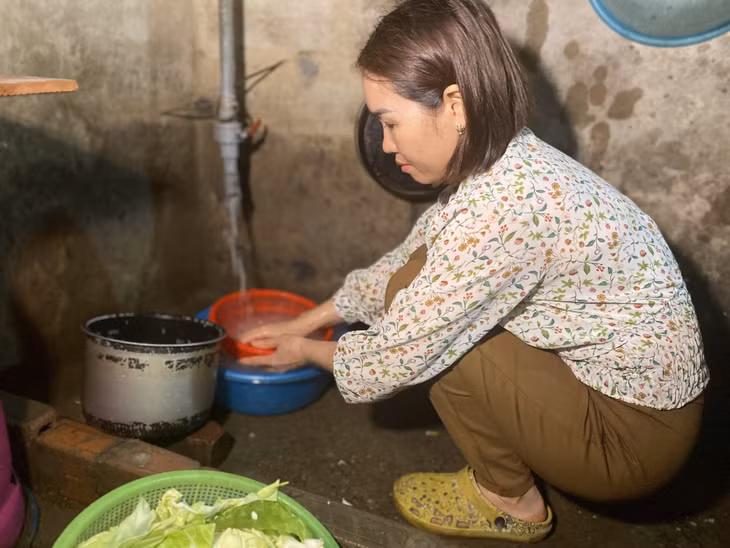 Gia đình chị Hoàng Thị Lan (thôn Vườn Cau, xã Sơn Dương) là một trong số ít hộ dân của xã đã được sử dụng nước sạch.