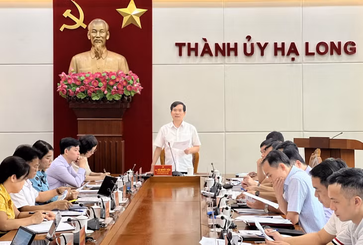 Đồng chí Vũ Quyết Tiến, Ủy viên Ban Thường vụ Tỉnh ủy, Bí thư Thành ủy Hạ Long phát biểu chỉ đạo tại cuộc họp.