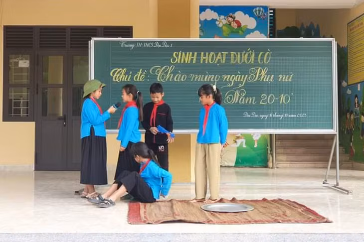 Một tiểu phẩm về chủ đề bình đẳng giới của CLB “Thủ lĩnh của sự thay đổi” Trường TH&amp;THCS Nam Sơn (huyện Ba Chẽ) tại buổi ngoại khóa toàn trường. Ảnh: Nguyễn Hoa