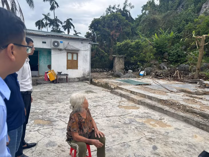 Bà Nguyễn Thị Tạo (76 tuổi), khu Hồng Hải, phường Phương Nam (TP Uông Bí) buồn bã nhìn về nơi từng là căn nhà của hai mẹ con, đã bị đổ sập bởi bão số 3.