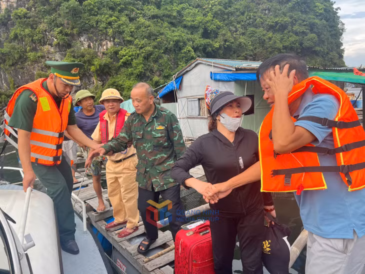 Các lực lượng chức năng của TP Hạ Long bố trì tàu ra đón, đưa các hộ dân NTTS về bờ an toàn.