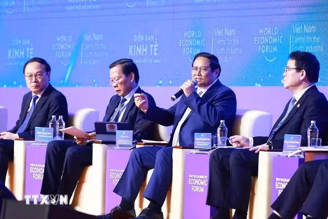 Thủ tướng Phạm Minh Chính đối thoại với các tập đoàn lớn trong nước và quốc tế. (Ảnh: Dương Giang/TTXVN)