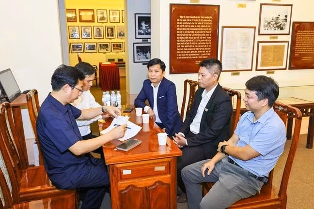 Ông Cao Xuân Thạo, Trưởng ban Phong trào (Ủy ban Trung ương Mặt trận Tổ quốc Việt Nam) làm thủ tục tiếp nhận ủng hộ. (Ảnh: mattran.org.vn)