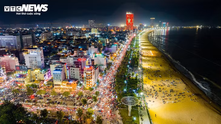 Cũng như các dịp nghỉ lễ khác, 2/9 là dịp mà khách du lịch mọi nơi đổ về "ngập" thiên đường biển Quy Nhơn.