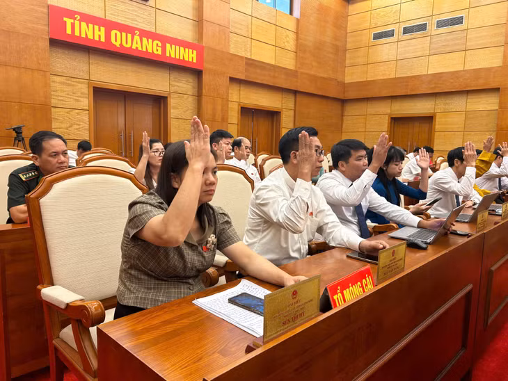 Các đại biểu HĐND tỉnh biểu quyết thông qua các nghị quyết tại Kỳ họp thứ 21.