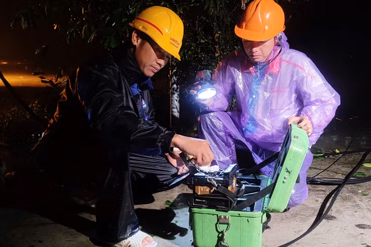 Theo Bộ TT&amp;TT, việc kịp thời khắc phục sự cố mạng lưới, tạo điều kiện cho người dân sạcpin điện thoại … là những hành động thiết thực góp phần ứng phó hiệu quả bão số 3. Ảnh: Đ.T