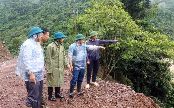 Đoàn công tác huyện Kỳ Sơn kiểm tra các điểm sạt lở trên đường vào bản Cha Nga. Ảnh: Đào Thọ