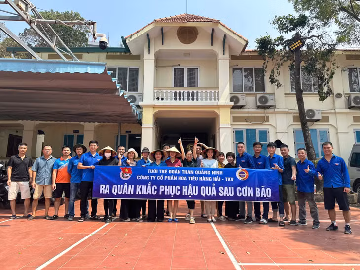 Tuổi trẻ Đoàn Than xung kích tham gia dọn vệ sinh môi trường tại các phân xưởng, xí nghiệp, khai trường của đơn vị nhằm sớm ổn định sản xuất.