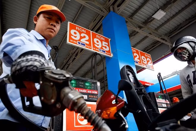 Giá xăng đồng loạt giảm từ chiều nay. Ảnh: Hải Nguyễn