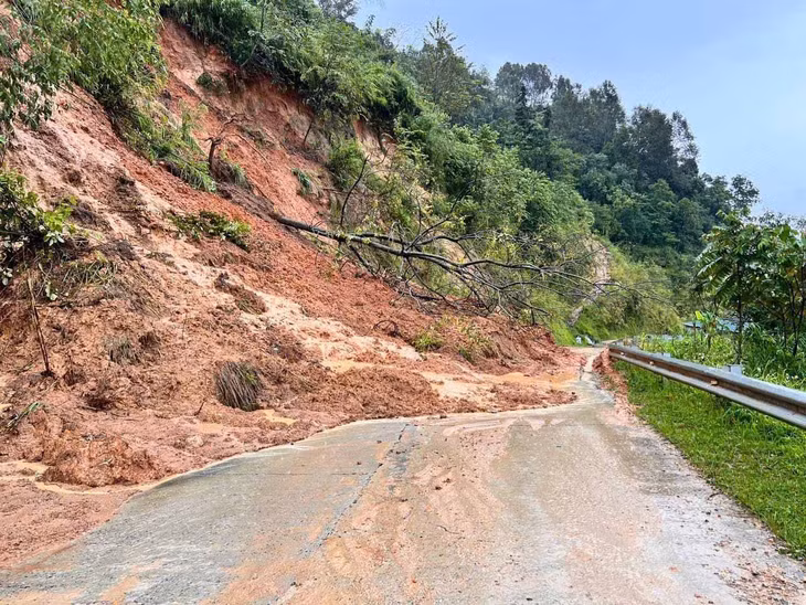 Một đoạn đường bị sạt lở ở huyện Xín Mần, tỉnh Hà Giang vào ngày 11-9. Ảnh: Đức Đen