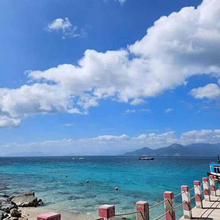 Biển hòn Mun xanh trong.