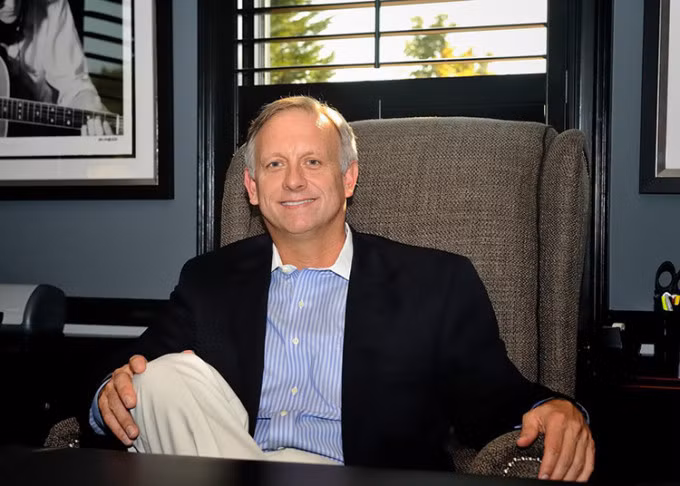 Triệu phú Steve Siebold, tác giả của cuốn sách "How Rich People Think". Ảnh: CNBC